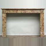 Cheminée en marbre "Brèche d'Alep" époque 18ème siècle, - Réf.0093 Largeur 170cm Hauteur 110cm Cheminée en marbre "Brèche d'Alep" époque 18ème siècle, - Réf.0093 Largeur 170cm Hauteur 110cm