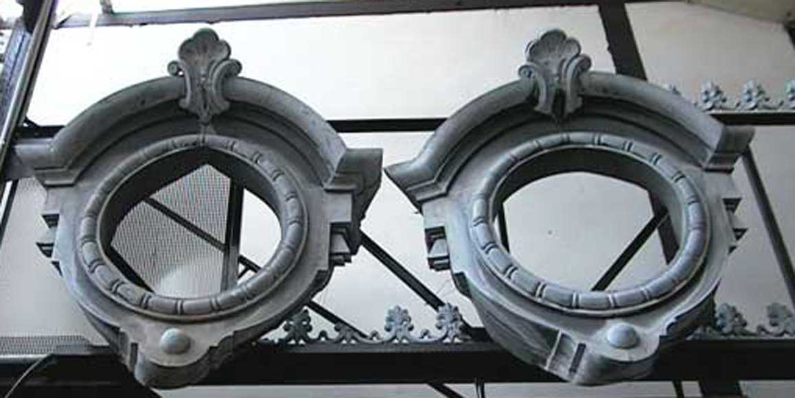 Pair_of_zinc_oeil_de_boeuf_windows.jpg