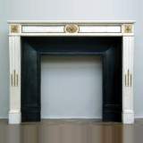Cheminée en marbre de Carrare de style Louis XVI à marqueterie de bronze - Réf.0449 Largeur 133cm Hauteur 108cm Cheminée en marbre de Carrare de style Louis XVI à marqueterie de bronze - Réf.0449 Largeur 133cm Hauteur 108cm