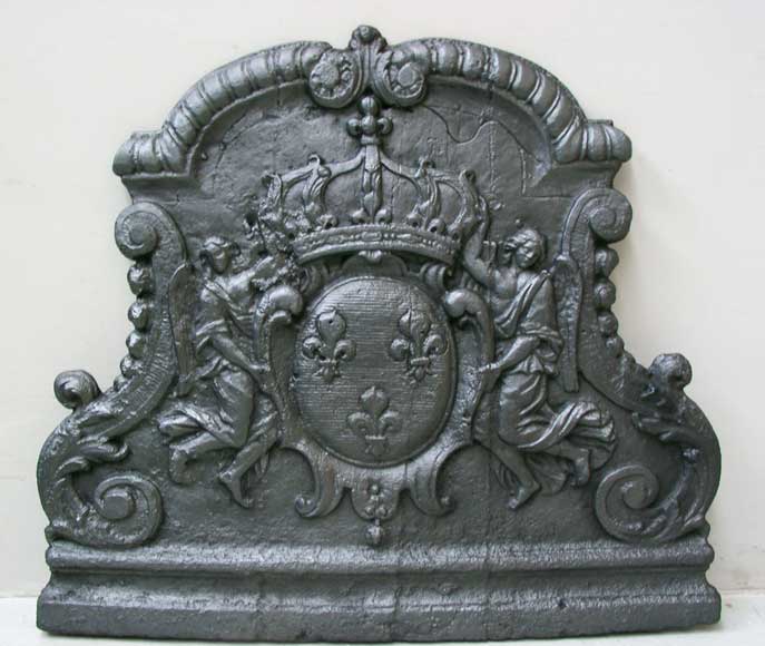 Fireback_with_2_angels_holding_a_coat_of_arms.jpg