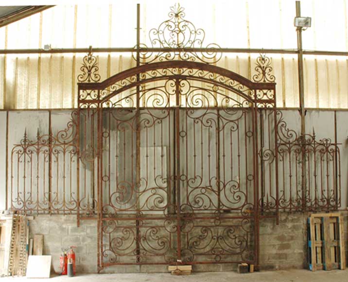 Imposing_19th_century_portal.jpg