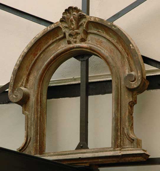 Cast_iron_Oeil_de_boeuf_window.jpg