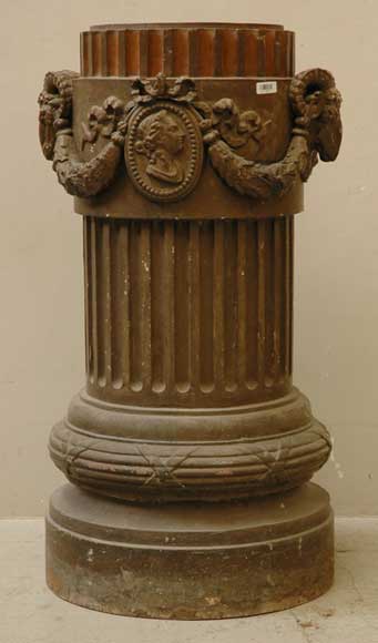 Cast_iron_column_shaped_pedestal_with_Louis_XVI_decor.jpg