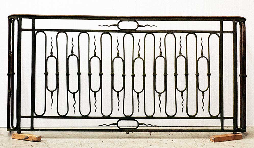 Pair_of_18th_century_balconies_with__pig_tails_.jpg