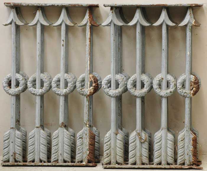 Cast_iron_window_balcony_with_arrow_motif.jpg