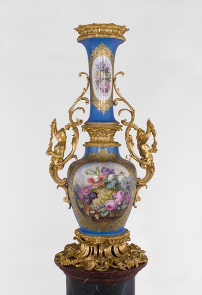 Napoleon III monumental vase in Porcelain of Paris with the Triumph of Venus mounted in gilt bronze with espagnolettes-7