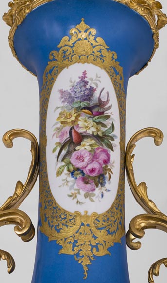 Napoleon III monumental vase in Porcelain of Paris with the Triumph of Venus mounted in gilt bronze with espagnolettes-10