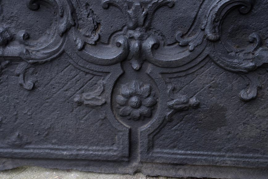 Beautiful antique cast iron fireback with the Jannon family coat of arms, 18th century -5