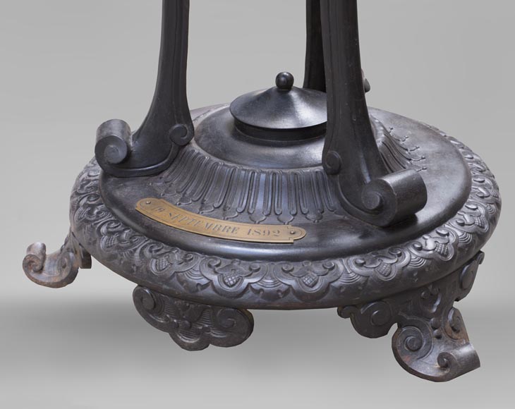 Capitain-Gény foundry, Bronze burnished cast iron vase on a tripod, circa 1892-7