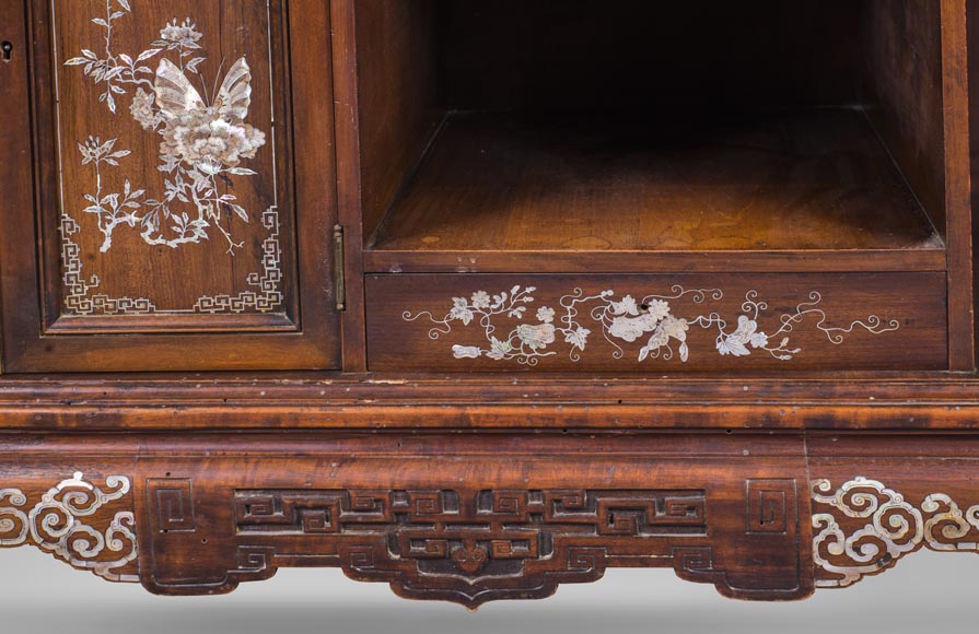 Shelves cabinet of Far Eastern inspiration, decorated with floral vases in mother-of-pearl and ivory-10