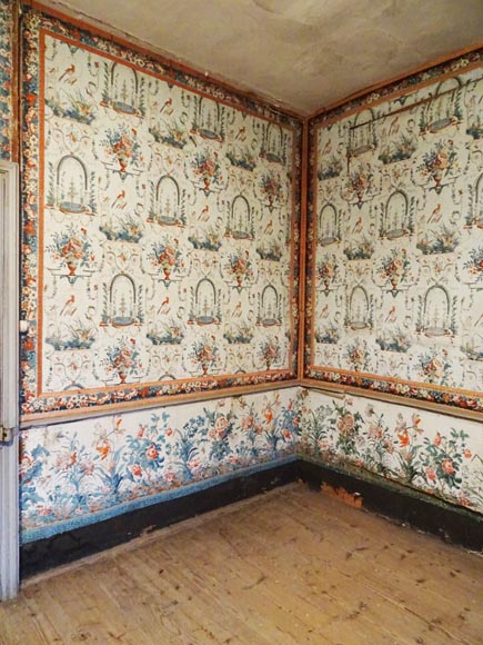 A beautiful set of polychrome wallpaper from a room-5