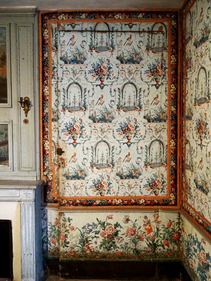 A beautiful set of polychrome wallpaper from a room-7