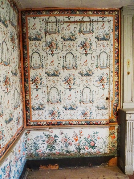 A beautiful set of polychrome wallpaper from a room-14
