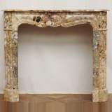 Cheminée Pompadour, marbre Brèche de Médous - Réf.1168&nbsp;Largeur&nbsp;113cm&nbsp;Hauteur&nbsp;97cm