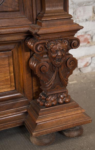 Neo-Renaissance style cupboard in walnut carved with portraits in medallions-8