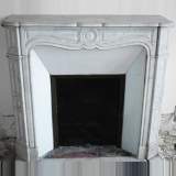 Cheminée Pompadour en marbre blanc  - Réf.1207&nbsp;Largeur&nbsp;108cm&nbsp;Hauteur&nbsp;98cm
