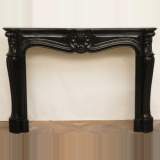 Cheminée "Trois coquilles" en marbre noir - Réf.1226&nbsp;Largeur&nbsp;154cm&nbsp;Hauteur&nbsp;109cm