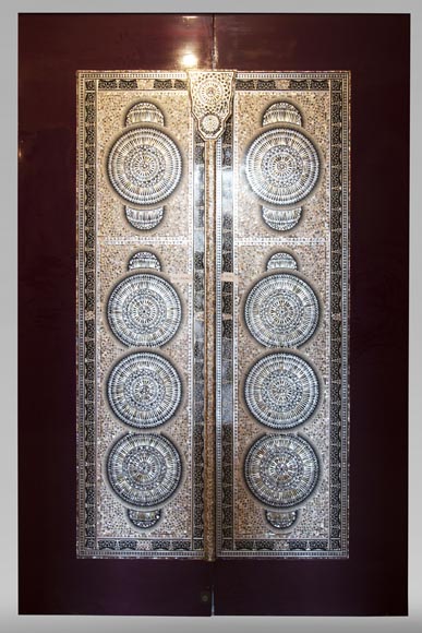 Pair of lacquered sliding double doors with mother-of-pearl decor-0