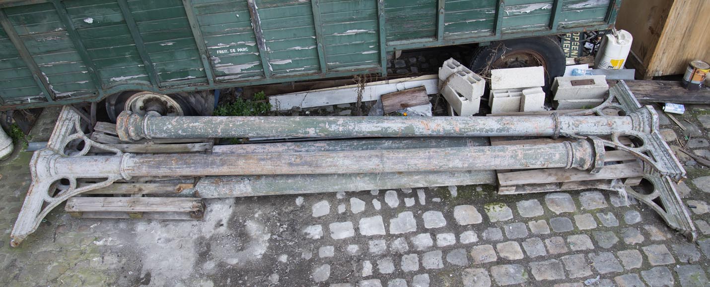 Set of four cast iron columns from the end of the 19th century-0