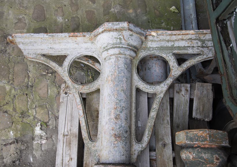 Set of four cast iron columns from the end of the 19th century-1