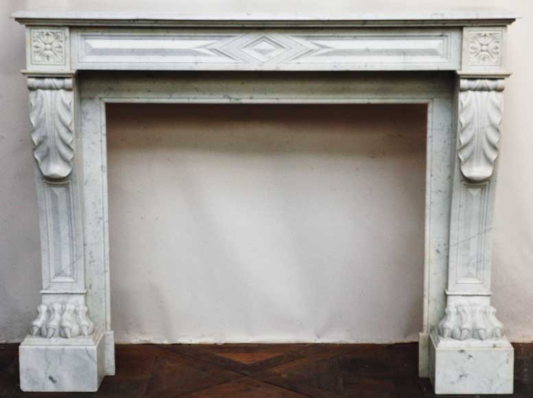 White_marble_mantel_with_lion_paw_feet.jpg