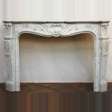 Cheminée en marbre blanc de style Louis XV - Réf.1262&nbsp;Largeur&nbsp;163cm&nbsp;Hauteur&nbsp;112cm