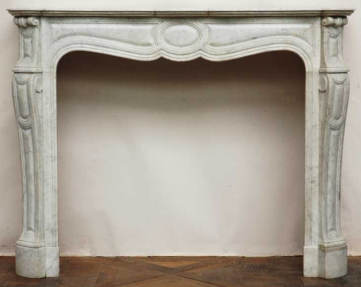 White_Pompadour_mantel.jpg