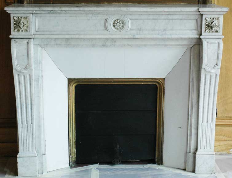 Louis_XVI_style_mantel_with_rosettes.jpg