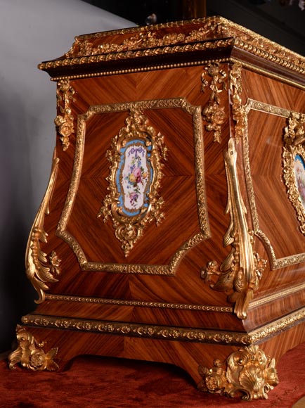 Exceptional Napoleon III chest in mahogany and rosewood inlay, gilt bronze and Sèvre porcelaine slabs. -4