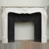 Cheminée en marbre blanc de style Louis XV - Réf.1306 Largeur 132cm Hauteur 107cm Cheminée en marbre blanc de style Louis XV - Réf.1306 Largeur 132cm Hauteur 107cm