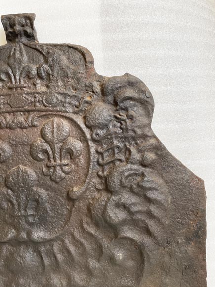 Cast iron cut fireback with the coat of arms of France, 18th century-3