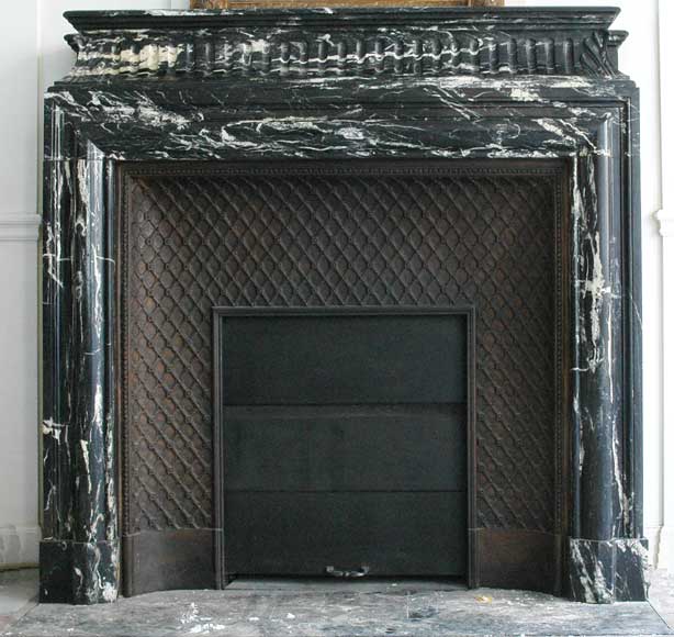 Black_Bolection_mantel_with_acroterion.jpg