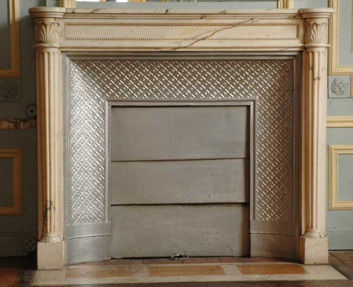 Louis_XVI_mantel_with_columns.jpg