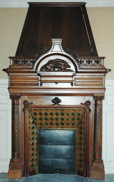 Large_carved_wood_mantel_piece_with_columns.jpg