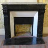Black marble fireplace surround with modillions - Reference 1352&nbsp;Width&nbsp;3' 8'' ⅞&nbsp;Height&nbsp;3' 3'' ¾