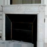 Cheminée de style Louis XVI en marbre blanc - Réf.1368&nbsp;Largeur&nbsp;134cm&nbsp;Hauteur&nbsp;108cm