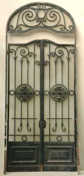 Wrought_iron_front_door_from_the_19th_century.jpg