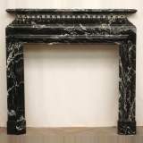 Black marble Bolection mantel with acroterion - Reference 1387&nbsp;Width&nbsp;4' 7'' ⅛&nbsp;Height&nbsp;4' 3'' ⅛