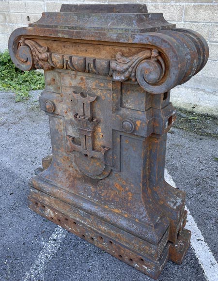 Four cast-iron pilaster bases adorned with a coat of arms-5