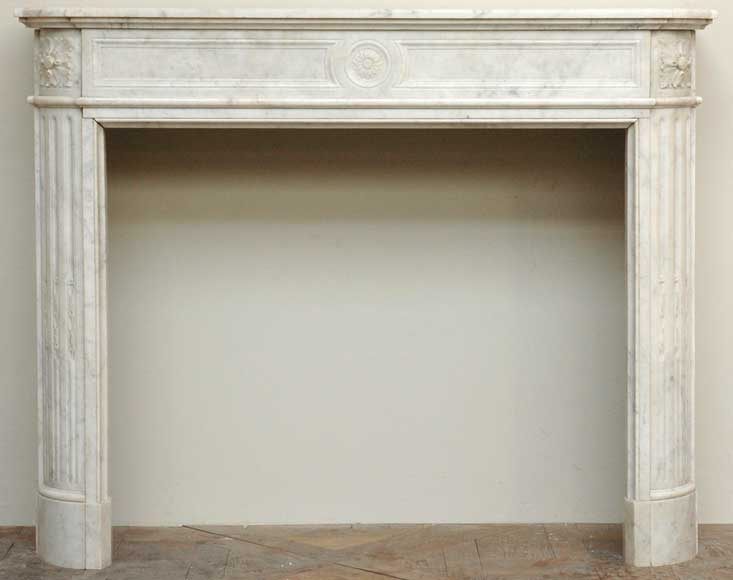 Half_moon_Louis_XVI_mantel_in_Carrara_marble.jpg