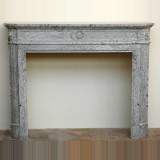 Cheminée style Louis XVI en marbre gris fleuri - Réf.1429 Largeur 136cm Hauteur 107cm Cheminée style Louis XVI en marbre gris fleuri - Réf.1429 Largeur 136cm Hauteur 107cm