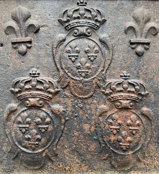 Fireback from the 18th century with a triple figuration of the coat of arms of France-2