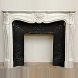 Cheminée en marbre blanc de style Louis XV - Réf.1444 Largeur 133cm Hauteur 107cm Cheminée en marbre blanc de style Louis XV - Réf.1444 Largeur 133cm Hauteur 107cm
