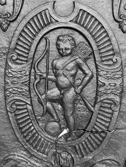 Louis XVI period fireplace plaque decorated with Cupid in a medallion Louis XVI period fireplace plaque decorated with Cupid in a medallion-4