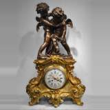 Maison MARQUIS LANGUEREAU - "Two putti figthing for an heart", Gilded bronze clock with putti group made out of bown patina bronze