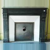 Capucine mantel in a black marble