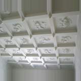 Plafond à caissons de style médiéval en staff  - Réf.9021&nbsp;Largeur&nbsp;737cm