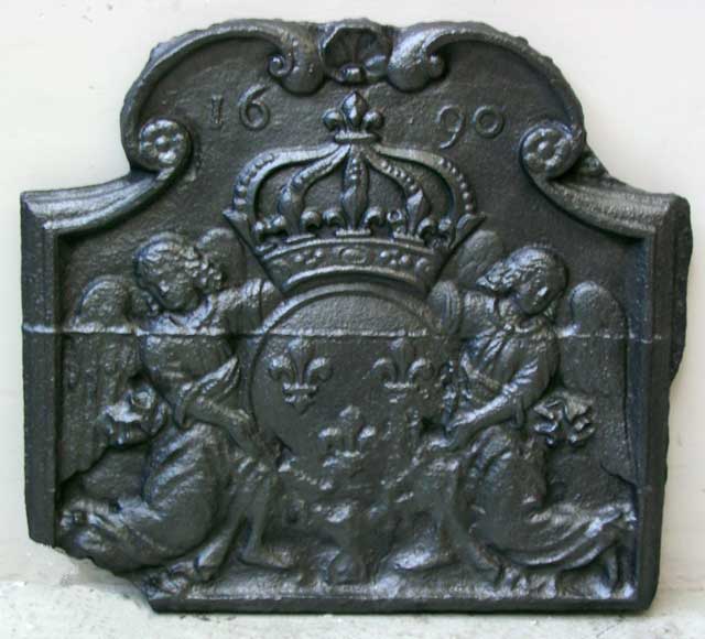 Fireback with 2 angels holding a coat of arms from 1690.-0