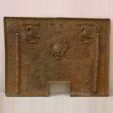 Rare fireback with a system for embers and ashes. - Reference 9123 Width 5' 3'' Height 4' '' ⅞ Rare fireback with a system for embers and ashes. - Reference 9123 Width 5' 3'' Height 4' '' ⅞