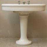 Lavabo 1930 avec robinetterie d'époque - Réf.9225&nbsp;Largeur&nbsp;93cm&nbsp;Hauteur&nbsp;86cm